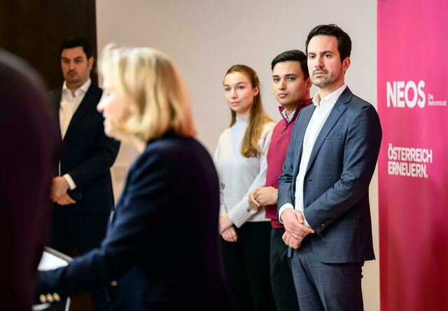 Der Moment, als Meinl-Reisinger (l.v.) das Aus der Verhandlungen bekannt gibt. Im Hintergrund ganz rechts: Wiens Neos-Vizebürgermeister Christoph Wiederkehr. Auch in Wien sucht man politische Antworten. | Foto: MAX SLOVENCIK / APA / picturedesk.com