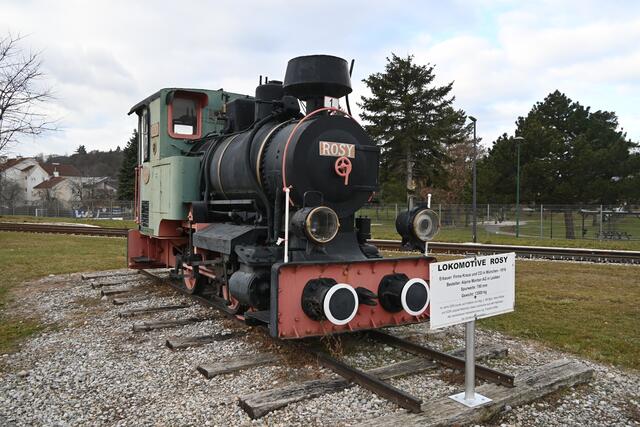 Rosy steht gleich in der Nähe des Bahnhofs