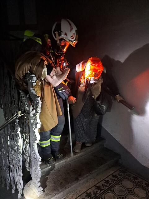 Insgesamt 37 Personen wurden ins Freie gebracht. | Foto: Berufsfeuerwehr Wien
