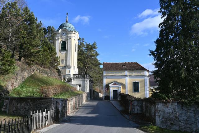 Die Straße scheint durch die Schlosskirche durchzugehen