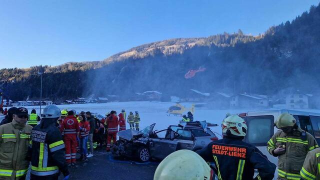 Ein Großaufgebot an Rettungskräften war nach einem schweren Verkehrsunfall in Osttirol im Einsatz.  | Foto: FF Lienz