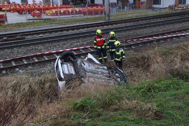 In Grieskirchen ereignete sich am Nachmittag des 3. Jänner 2025 ein schwerer Verkehrsunfall. Ein Auto kam von der Straße ab und überschlug sich in Richtung Bahnstrecke.
 | Foto: laumat.at/Matthias Lauber
