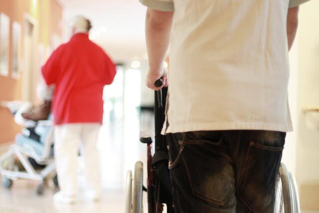 50 Jahre Engagement: Der Zivildienst feiert sein Jubiläum – eine Erfolgsgeschichte seit 1975.  | Foto: fotolia/Peter Atkins