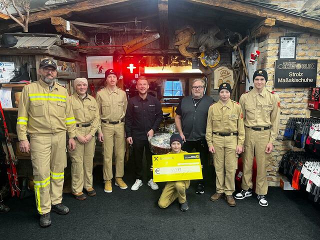 Die Geschäftsführer Peter und Florian Holzner überreichten den Erlös der Tombola persönlich an die Feuerwehrjugend.  | Foto: Feuerwehr Tweng