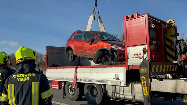 Das Fahrzeug der Lenkerin kam auf der ersten Fahrspur sowie dem Pannenstreifen zum Stillstand. | Foto: Doku NÖ