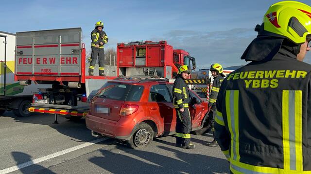 Der Unfall ereignete sich kurz nach Mittag und rief die Feuerwehr Ybbs/Donau, das Rote Kreuz Ybbs, die Autobahnpolizei Melk sowie die ASFINAG auf den Plan. | Foto: Doku NÖ