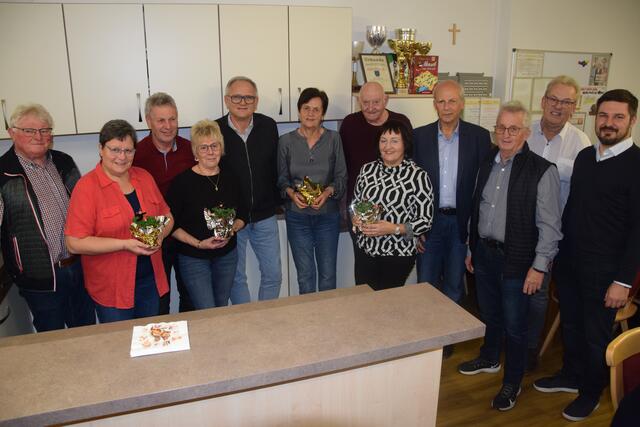 Viele PensionistInnen folgten der Einladung zum Jahresausklang im Pensionistenstüberl (im Bild v.l. Gerhard Gratzer, Elisabeth Gratzer, GR Günther Krainer, , Grete Scheucher, Vizebgm.Günter Steinbauer, Ilse Katritschenko, Vorsitzender Gerhard Fink, Ingrid Mörth Bgm.Bernd Hermann, Horst Katritschenko, Vorsitzenderstv. Gerhard Koch, sowie SPÖ Vors. GR. Robert Sackl.  | Foto: Strohmeier