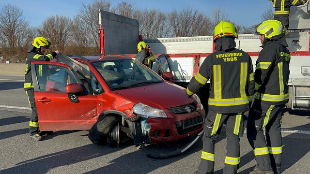Während der Bergungsarbeiten kam es auf der A1 zu kurzzeitigen Verkehrsbehinderungen, die jedoch schnell wieder aufgehoben werden konnten. | Foto: Doku NÖ