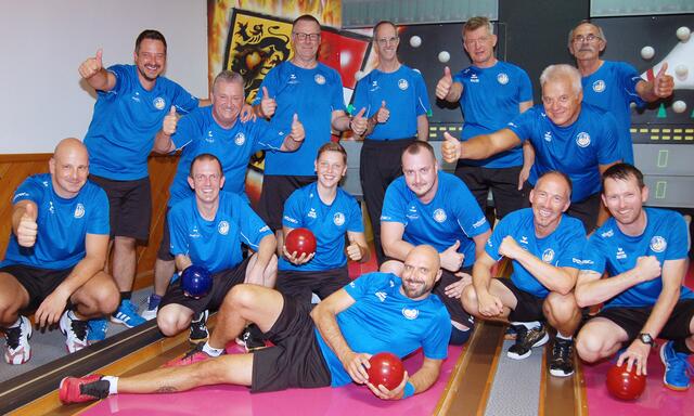 Mannschaftsfoto KSK Klagenfurt-Magdalensberg
stehend v.l.: Daniel Waldhauser, Günter Snieder sen., Werner Rössler, Günter Wiederin, Walter Gruber, Adolf Pichler und Ilija Lamesic; hockend v.l.: Andrej Lahovec, Günter Snieder jun., Rafael Waldhauser, Patrick Geier, Dominik Konec und Martin Oberrauner; liegend: Roman Leitner