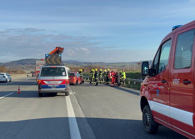 Auf der Strecke zwischen Ybbs und Pöchlarn in Fahrtrichtung Wien kam eine PKW-Lenkerin aus bisher ungeklärter Ursache von der Fahrbahn ab. | Foto: Doku NÖ
