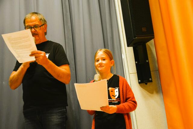 Obmann Helmut Hoffelner und Jasmin Kerschbaumer, jüngstes Theatermitglied