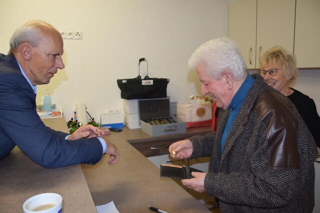 Glücksbringer für Herrn Zettl von Bgm.Bernd Hermann | Foto: Strohmeier