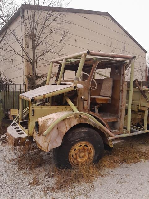 Interessantes und ausrangiertes Fahrzeug - man beachte den Sitz