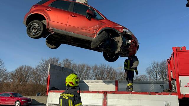 Die Feuerwehr Ybbs übernahm die Sicherung und Bergung des Unfallfahrzeugs. | Foto: Doku NÖ