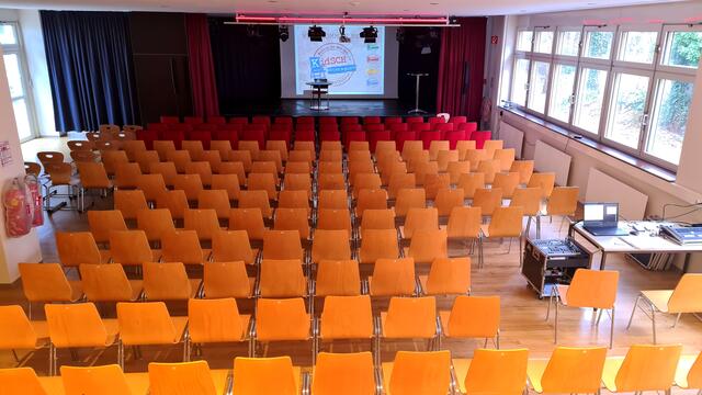Die Aula des BRG Petersgasse verwandelt sich regelmäßig in ein professionelles Theater samt Bühne, Bühnentechnik und natürlich Publikum und Künstlerinnen und Künstlern. | Foto: KiDSCH