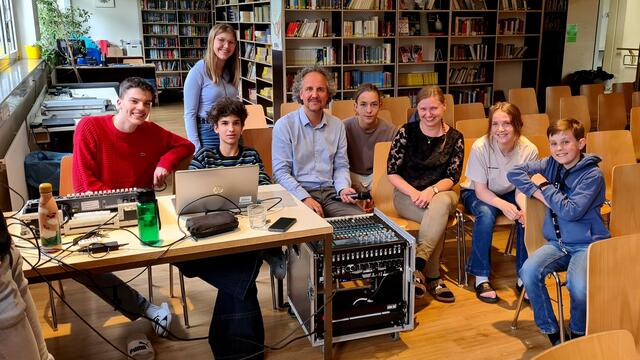 Soundtechniker, selbst Musiker und Lehrer Rudi Wiesegger (m.) mit der "KidSCH"-Crew. | Foto: KiDSCH