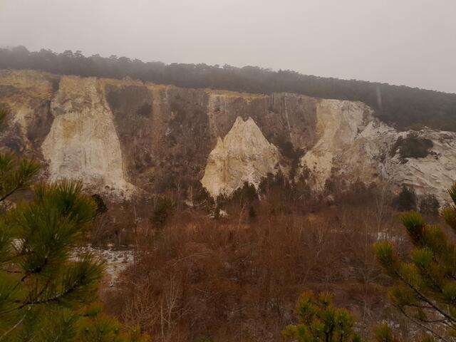 Steinbruch mit den verschiedenen Gesteinsarten