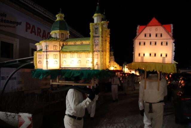 Der Salzburger Dom als Lichterkappe.