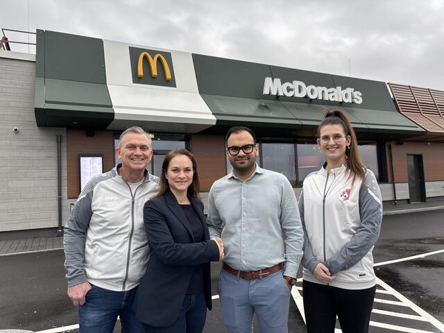 Besiegelten die Partnerschaft: v. li. Sportlicher Leiter und Trainer Hans-Joachim Riegler, Obfrau Martina Blaha, McDonald's-Franchisenehmer Latif Nabizada (Standorte Enns, Mauthausen und Perg) sowie Nachwuchsleiterin Kristina Pendelin. | Foto: MeinBezirk Perg/Köck