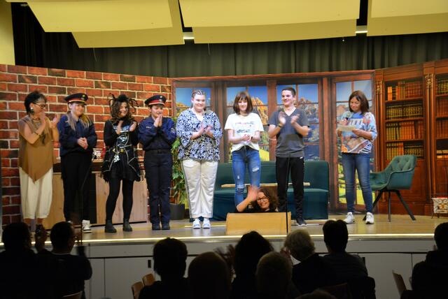 Generationenübergreifendes Kinder und Jugendtheater Rampenlicht v.li Melitta Streitmaier, Elisa Bahr, Tabea Kottar, Julia Leinweber, Selina Gasteiger, Celine Mischlinger, Jonas Schranz, Andrea Hoffelner