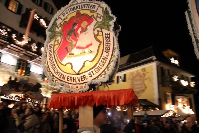 Prächtige Lichterkappen mit Symbolen brachten Licht in die Nacht. 