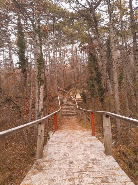 Blick zurück auf die vereisten Steinstufen