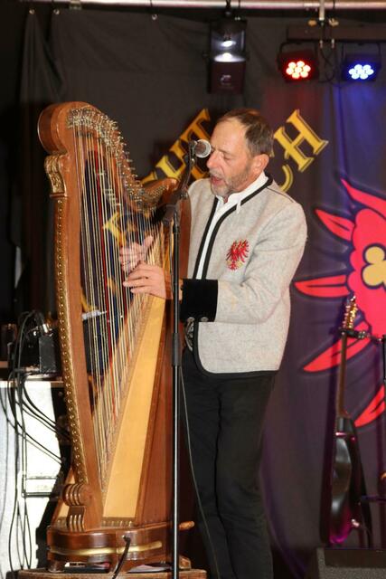 Werner spielt die Gitarre und die Harfe