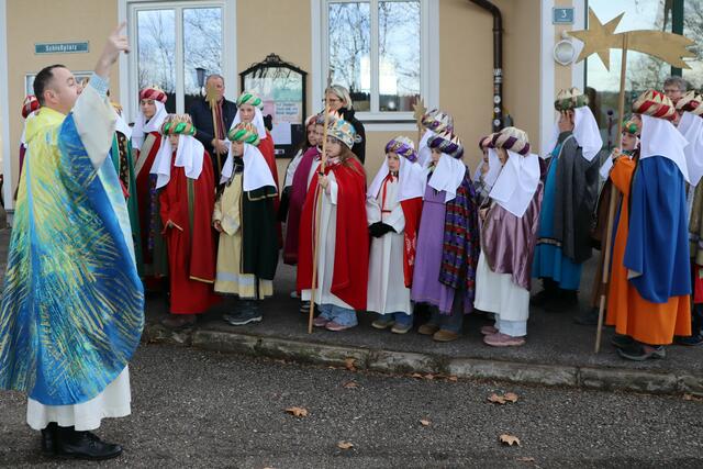 Eine letzte Instruktion vom Pfarrer vor dem Einzug | Foto: Gerhard Langmann