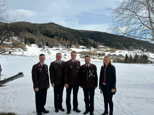 Von Links nach Rechts:  Vzbgm. Gerald Petzlberger, Bezirksfeuerwehrkommandant Hannes Pfeifenberger, Dominik Kössler, Daniel Holzer, und Bürgermeisterin Waltraud Grall | Foto: FF Göriach
