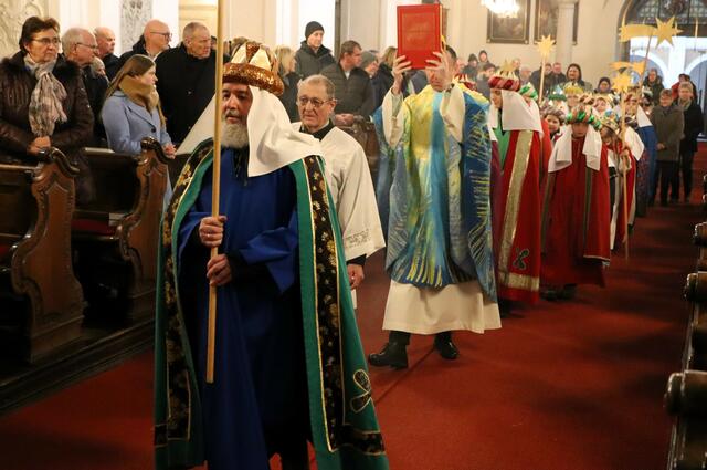 Die würdige Gesellschaft kommt in der Kirche an | Foto: Gerhard Langmann