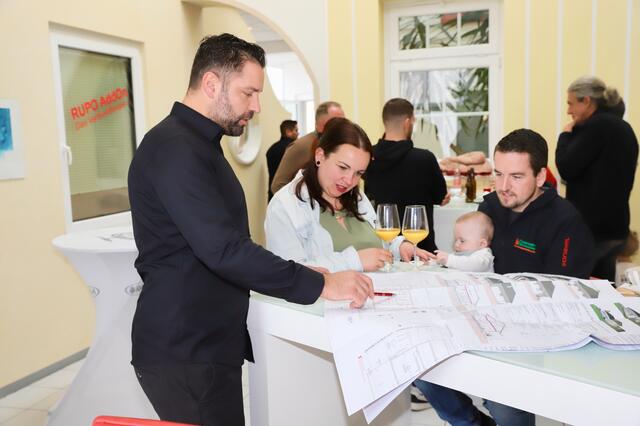 Die RUPO-Verkaufsberater, im Bild Martin Rasser, hatten bei der traditionellen Neujahrs-Hausmesse „alle Hände voll zu tun“. | Foto: Alfred Mayer