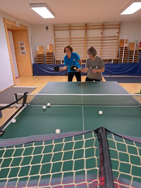 Brigitta und Renate beim Roboter Training 