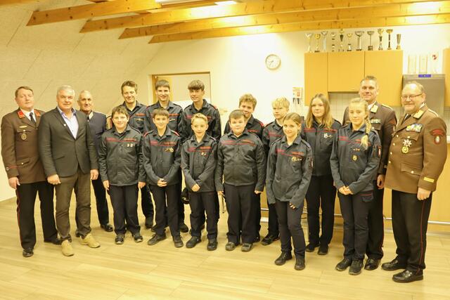 Die im Sinne des Wortes ausgezeichneten Jungfeuerwehrmitglieder | Foto: Gerhard Langmann