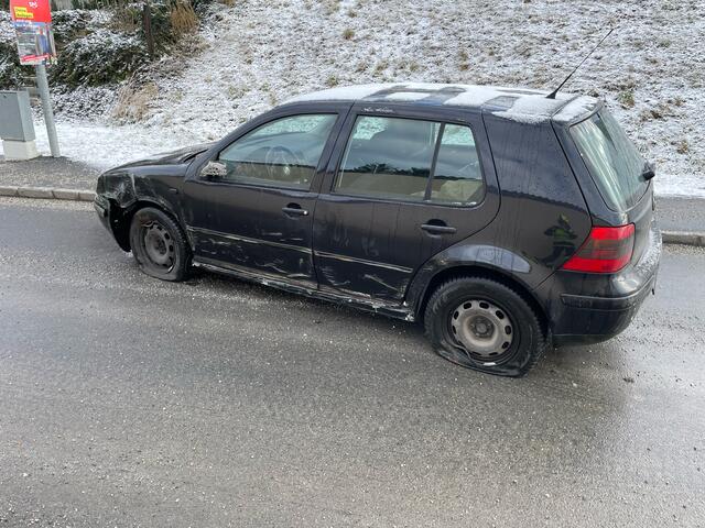 Mit zwei platten Reifen kam das Fahrzeug zum Stehen. | Foto: FF Rudmanns