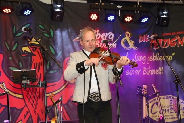 Gerhard spielt die Geige und die Steirische Harmonika