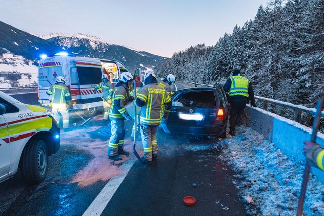 Am Samstagnachmittag ereignete sich auf der Brennerautobahn ein schwerer Unfall. Ein 22-jähriger Autofahrer kam von der Fahrbahn ab, überschlug sich und wurde schwer verletzt. | Foto: Pernsteiner