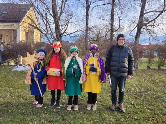 Harald Richter (rechts) organisiert seit 36 Jahren die Dreikönigsaktion in Waldneukirchen, hier mit einer von zehn Sternsingergruppen in Waldneukirchen