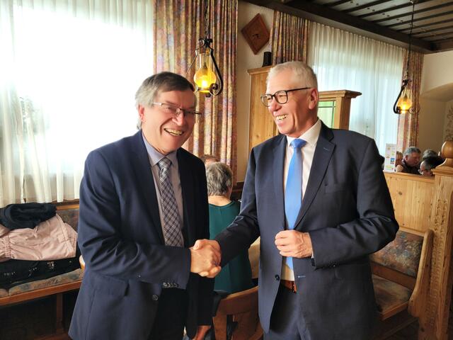 Pfarrer Alois Hofmann bedankt sich beim Kirchenchorleiter Johann Ömmer für die Arbeit 