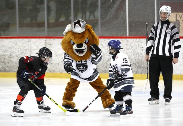 Maskottchen King Bully sorgte auch beim Dreikönigsturnier nicht nur bei den Nachwuchsspielern für beste Stimmung.  | Foto: LE Kings