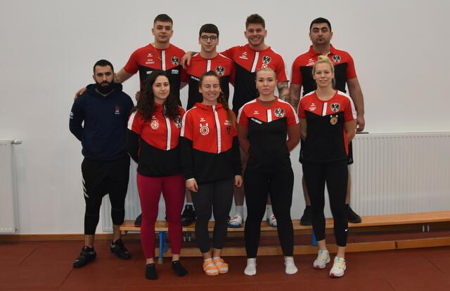 Die Oberösterreicher im ÖGV Team:
Hinten v. LInks: Hmayak Misakyan, Luca Modrey, Jonas KLinger, Elias Simbürger, BT Sargis Martirosjan.
Vorne v. Links: Skye Tappainer, Dr. Pauka Zikowsky, Lena Raidel und BT Victoria Hahn.

Foto: Conny Högg