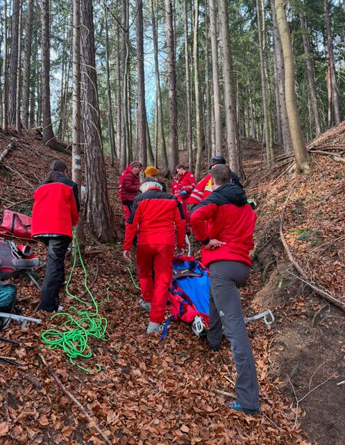 Nach mehr als 30 Minuten war der Wanderer so weit stabilisiert, dass eine Einbringung in die Gebirgstrage möglich war. | Foto: Bergrettung Reichenau/Rax
