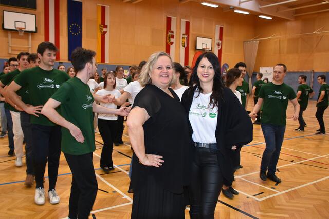 Claudia Eichler (li.) und Lisa Weswaldi-Eichler sorgten bei der Generalprobe in Weiz nochmals für den letzten Feinschliff. | Foto: MeinBezirk