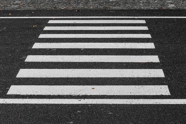 Der achtjährige Junge wurde am Schutzweg von einem Pkw erfasst. | Foto: Symbolfoto Manfred Richter/Pixabay
