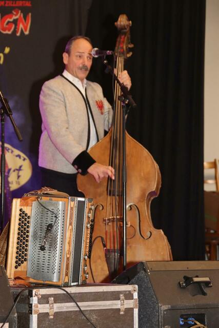 Herbert spielt den Kontrabass