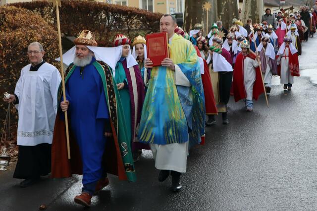 Auf dem Weg in die Pfarrkirche | Foto: Gerhard Langmann