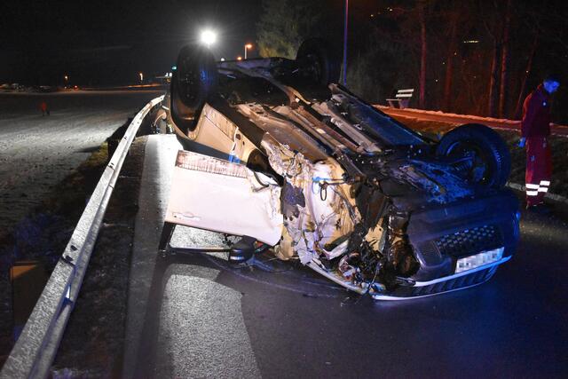 Am Sonntag kam es in Schwendau zu einem schweren Frontalzusammenstoß. Ein 47-jähriger Österreicher geriet mit seinem PKW auf die Gegenfahrbahn und kollidierte mit einem anderen Auto. Der Alkomattest verlief positiv. | Foto: ZOOM.TIROL