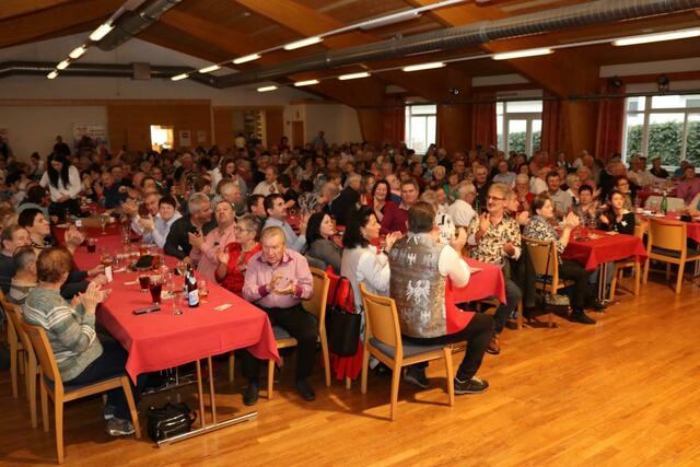 Begeistertes Publikum im Festsaal des Gasthauses Klang in Echsenbach