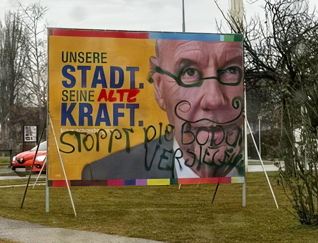 Eine Reihe von Wahlplakaten wurde beschmiert. | Foto: ÖVP WRN
