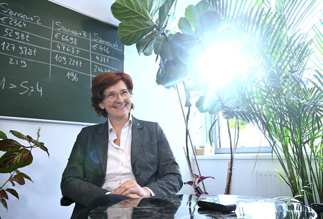 Sigrid Stagl, Ökonomin und frisch gekürte „Wissenschafterin des Jahres 2024“, setzt sich für eine nachhaltige Transformation der Wirtschaft und mehr Frauen in den Wirtschaftswissenschaften ein. | Foto: Helmut Fohringer / APA Picturedesk