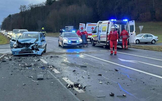 Auf der L 207 kam es Dienstagfrüh zwischen Brunn und Hatzendorf zu einem folgenschweren Unfall. | Foto: Facebook Freiwillige Feuerwehr Hatzendorf